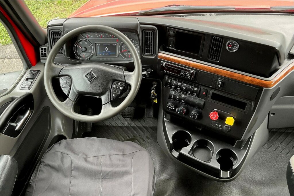 2021 CUM LT625 6×4 Sleeper