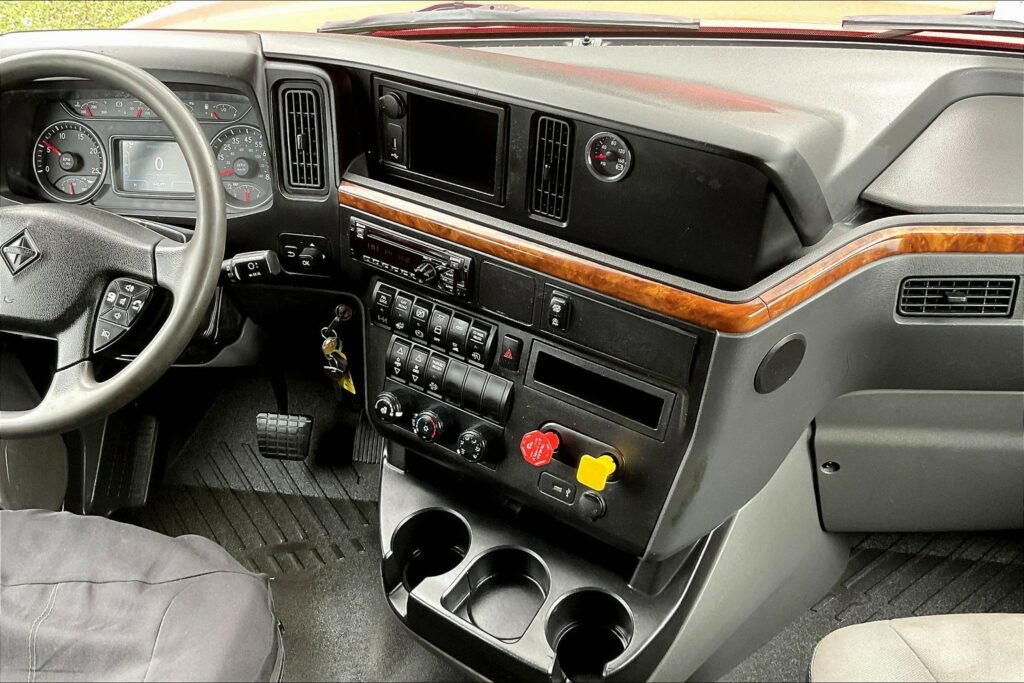 2021 CUM LT625 6×4 Sleeper