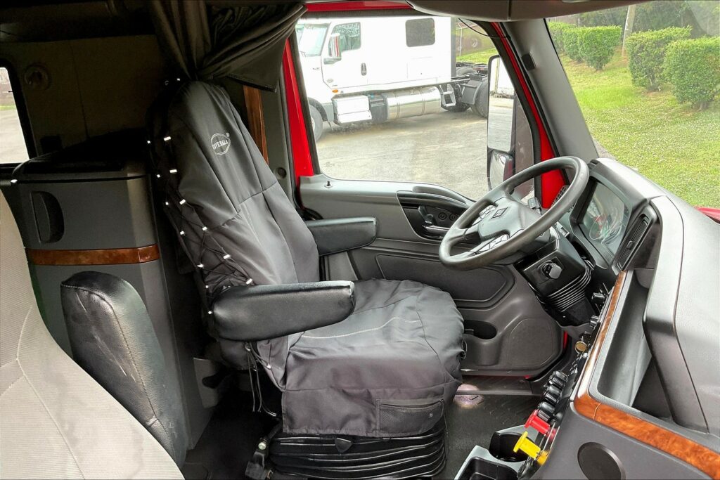 2021 CUM LT625 6×4 Sleeper