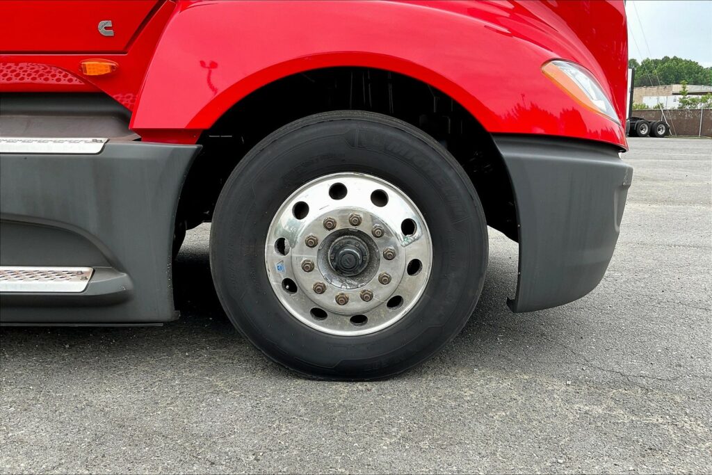 2021 CUM LT625 6×4 Sleeper