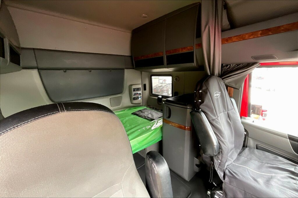 2021 CUM LT625 6×4 Sleeper