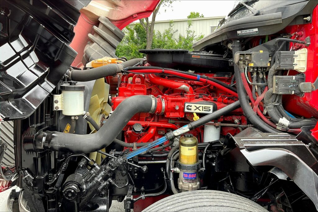 2021 CUM LT625 6×4 Sleeper