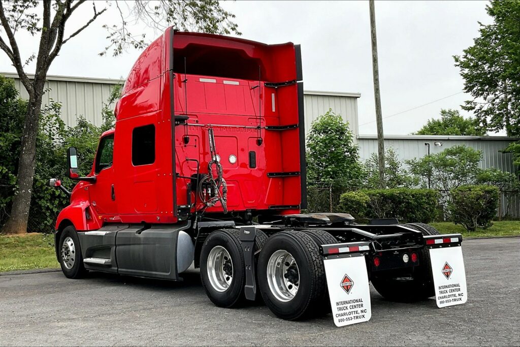 2021 CUM LT625 6×4 Sleeper