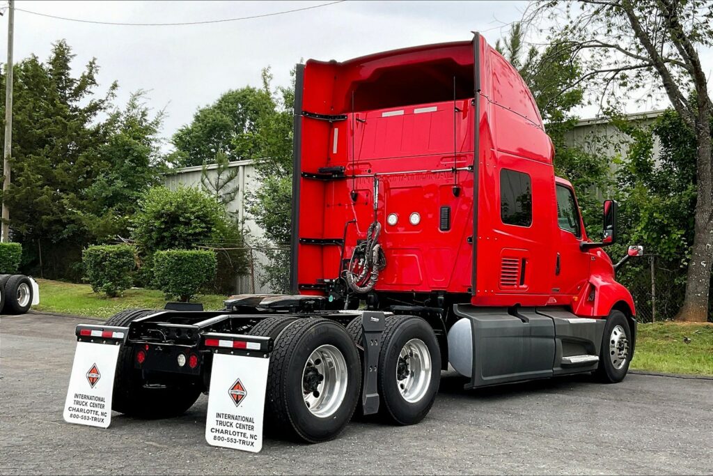 2021 CUM LT625 6×4 Sleeper