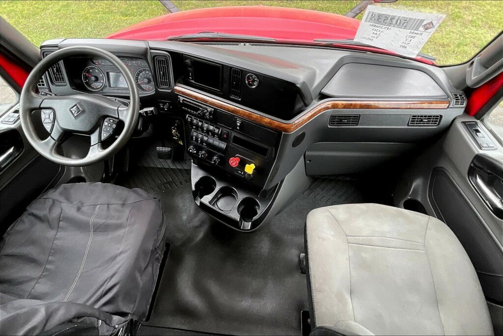 2021 CUM LT625 6×4 Sleeper