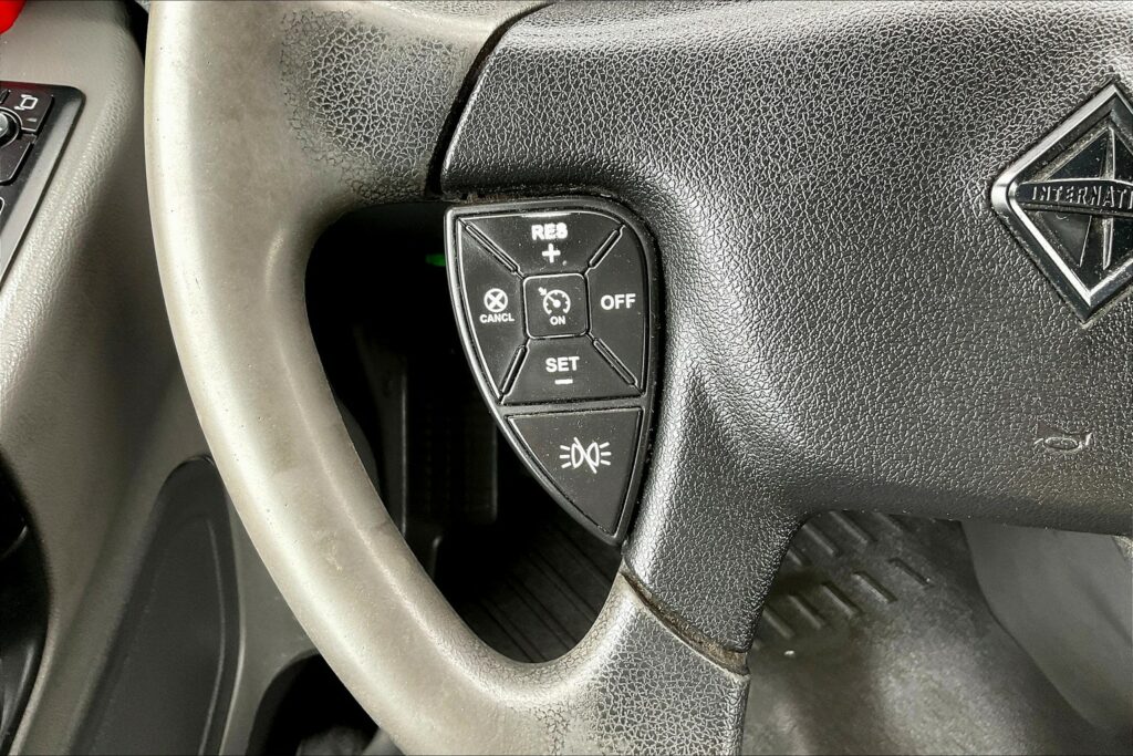 2021 CUM LT625 6×4 Sleeper