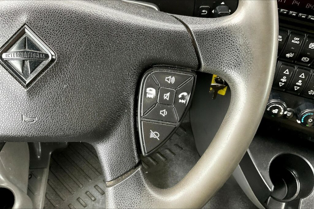 2021 CUM LT625 6×4 Sleeper