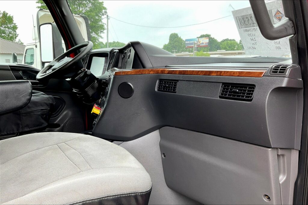 2021 CUM LT625 6×4 Sleeper