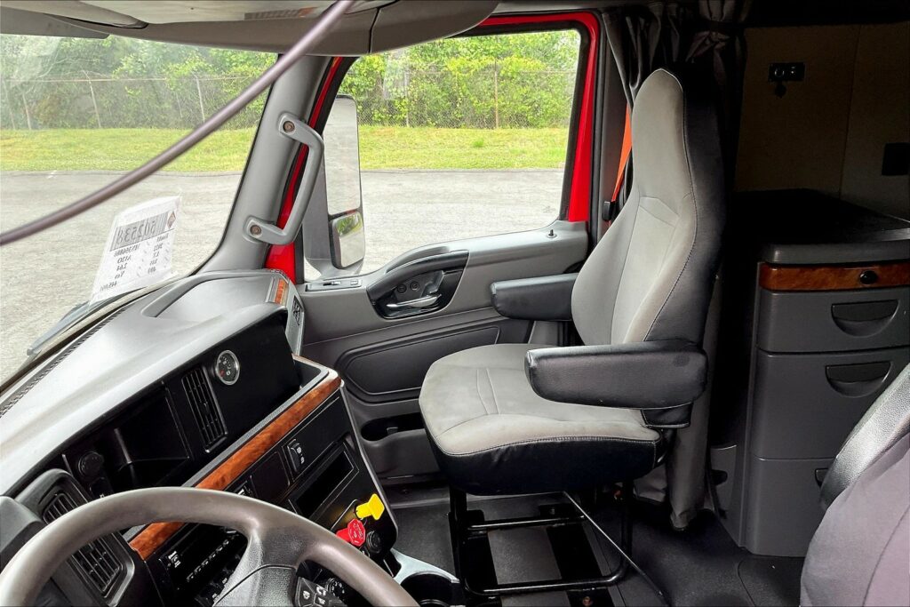 2021 CUM LT625 6×4 Sleeper