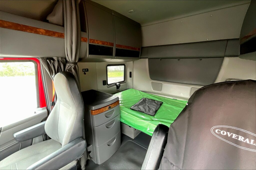 2021 CUM LT625 6×4 Sleeper