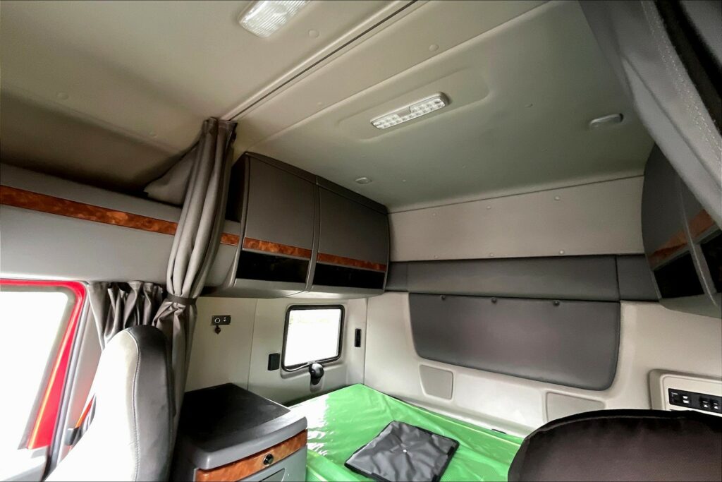 2021 CUM LT625 6×4 Sleeper