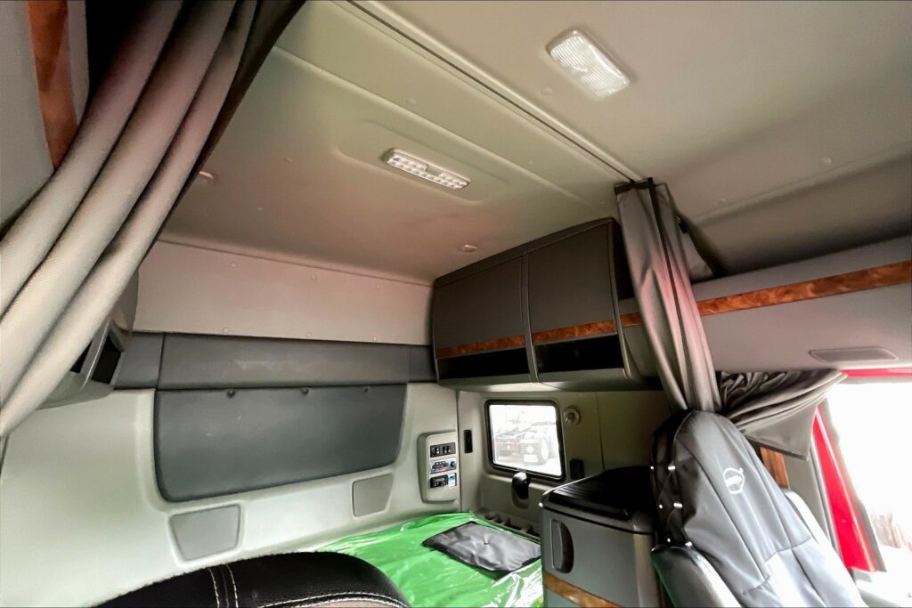 2021 CUM LT625 6×4 Sleeper