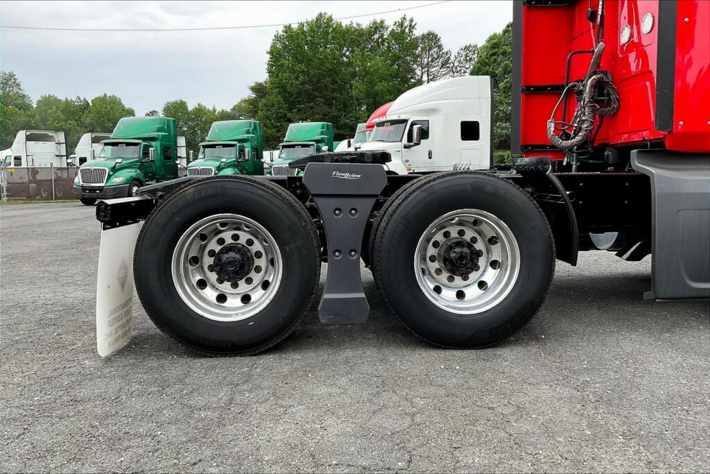 2021 CUM LT625 6×4 Sleeper