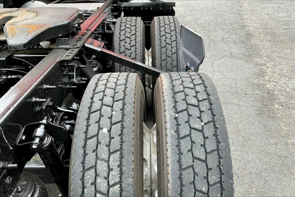 2021 CUM LT625 6×4 Sleeper