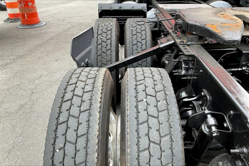 2021 CUM LT625 6×4 Sleeper