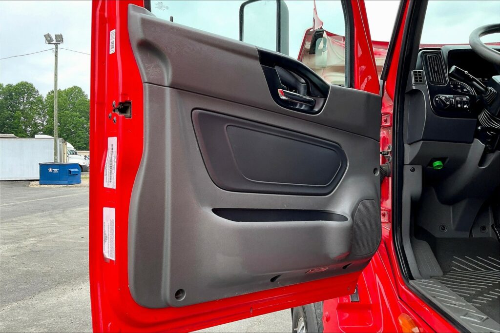 2021 CUM LT625 6×4 Sleeper