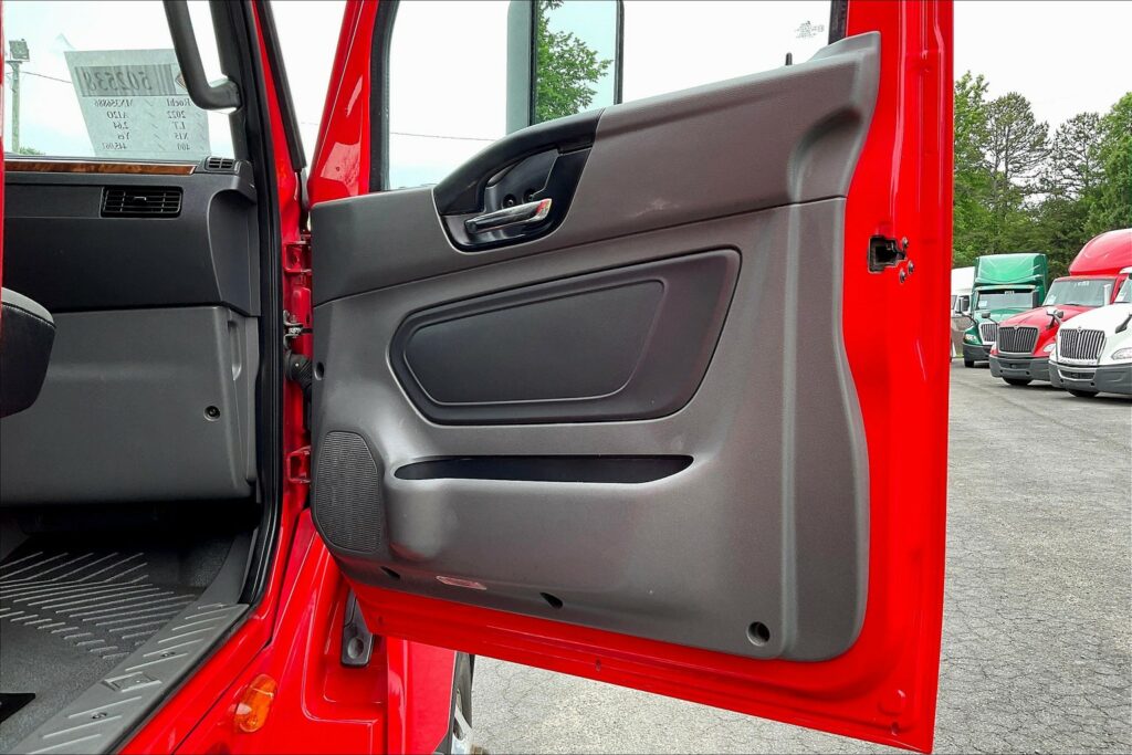 2021 CUM LT625 6×4 Sleeper