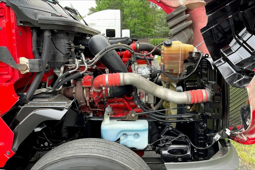 2021 CUM LT625 6×4 Sleeper