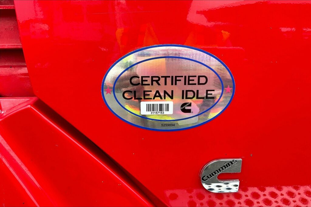 2021 CUM LT625 6×4 Sleeper