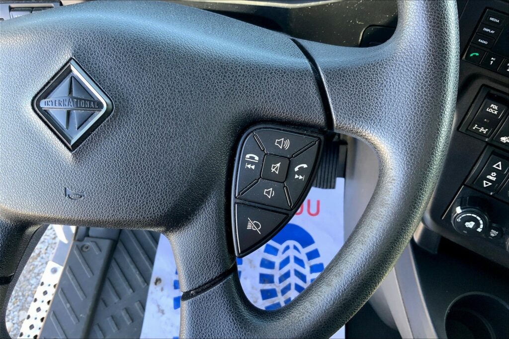 2022 CUM LT625 6×4 Sleeper