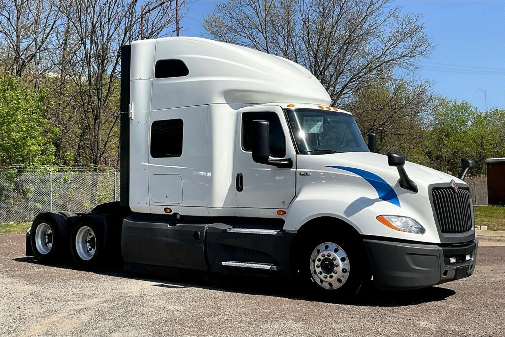 2021 CUM LT625 6×4 Sleeper