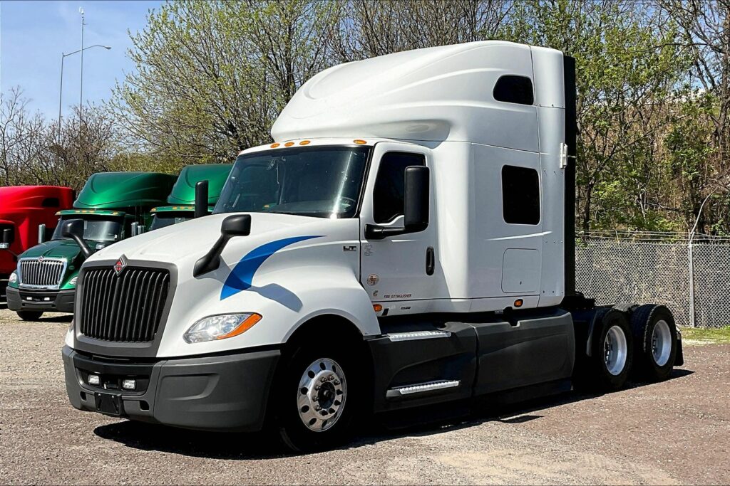 2021 CUM LT625 6×4 Sleeper