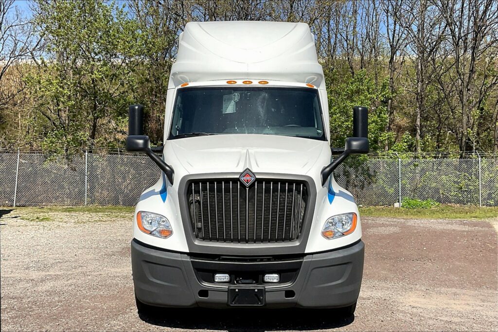 2021 CUM LT625 6×4 Sleeper