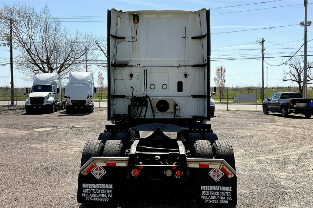 2021 CUM LT625 6×4 Sleeper