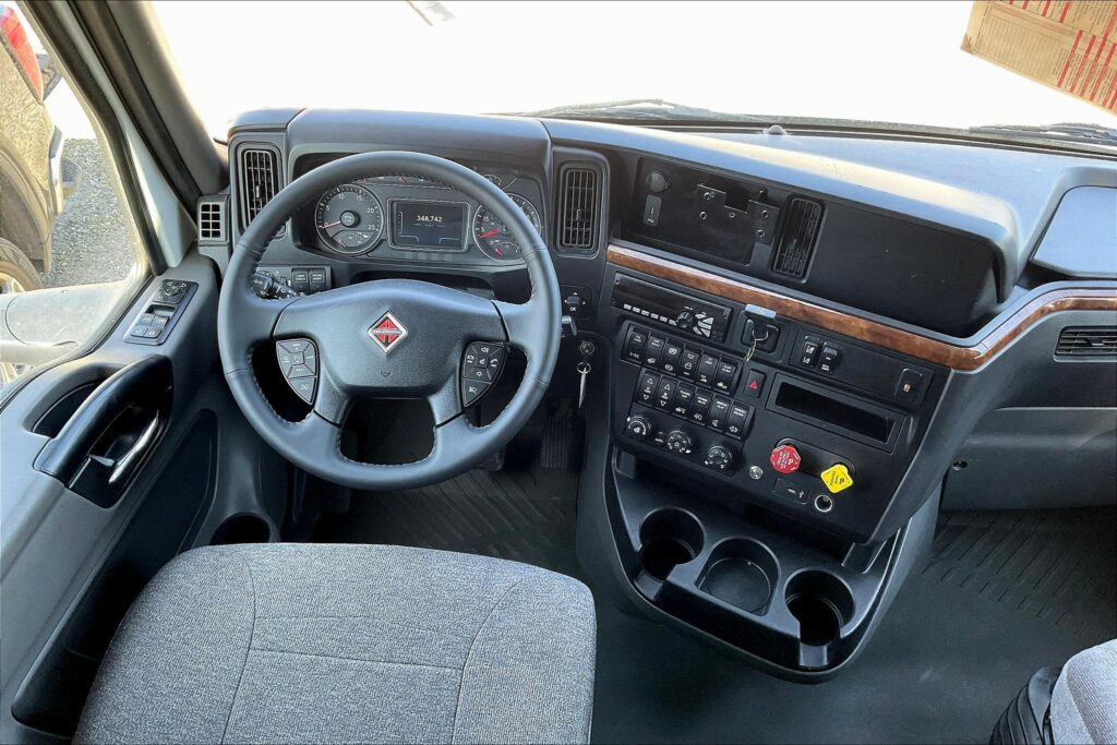 2021 CUM LT625 6×4 Sleeper