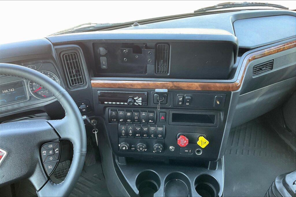 2021 CUM LT625 6×4 Sleeper