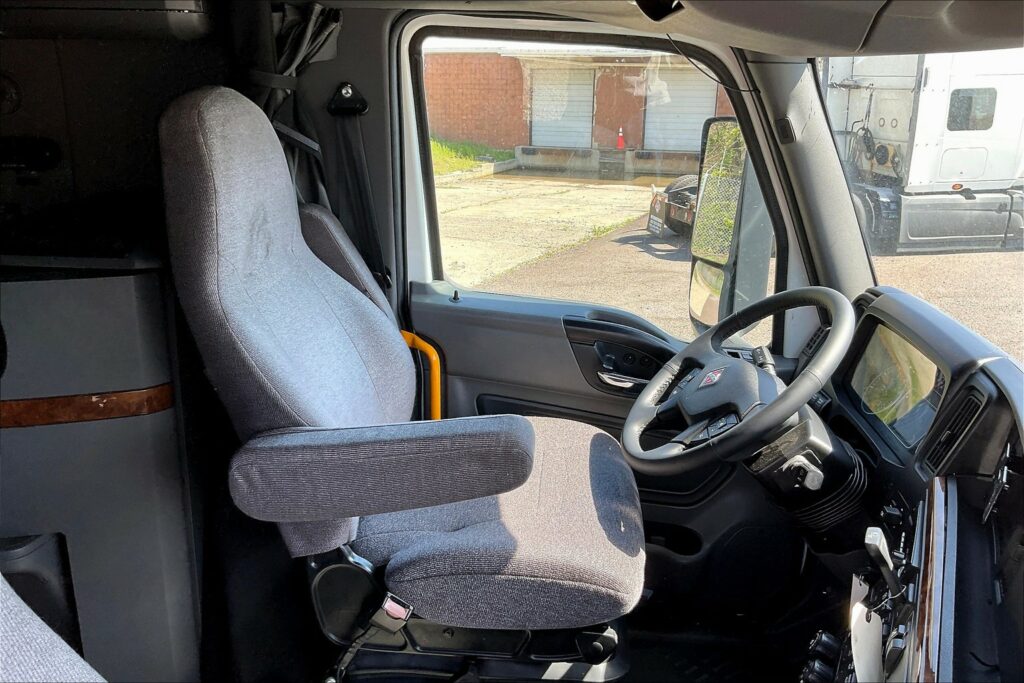 2021 CUM LT625 6×4 Sleeper