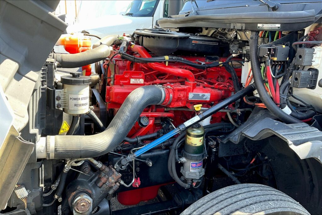 2021 CUM LT625 6×4 Sleeper