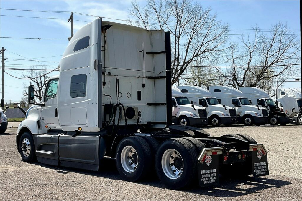 2021 CUM LT625 6×4 Sleeper