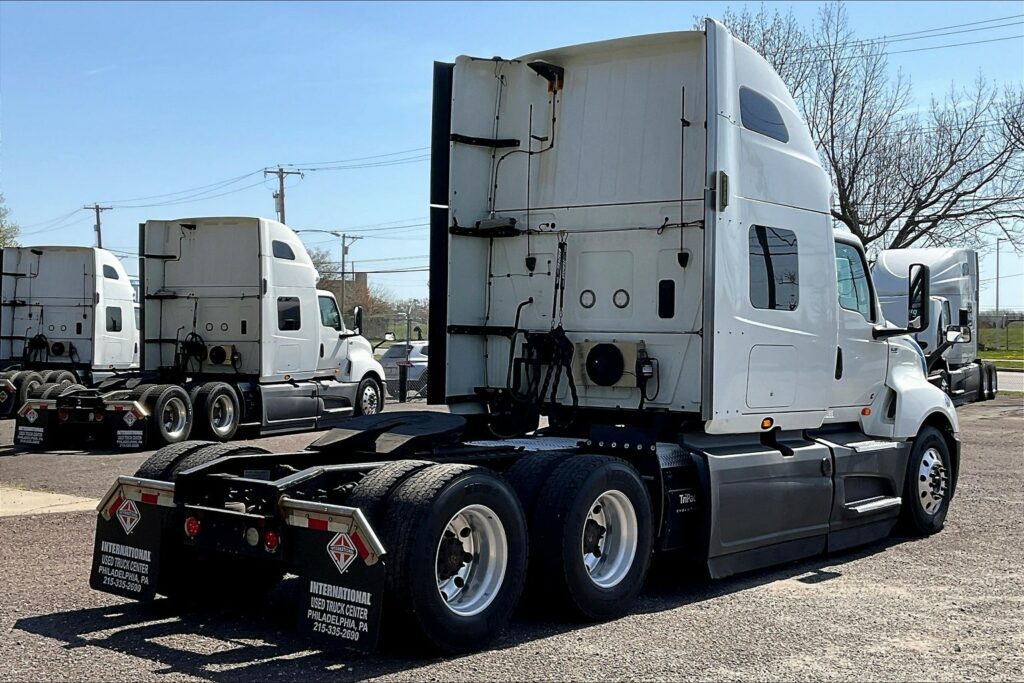 2021 CUM LT625 6×4 Sleeper