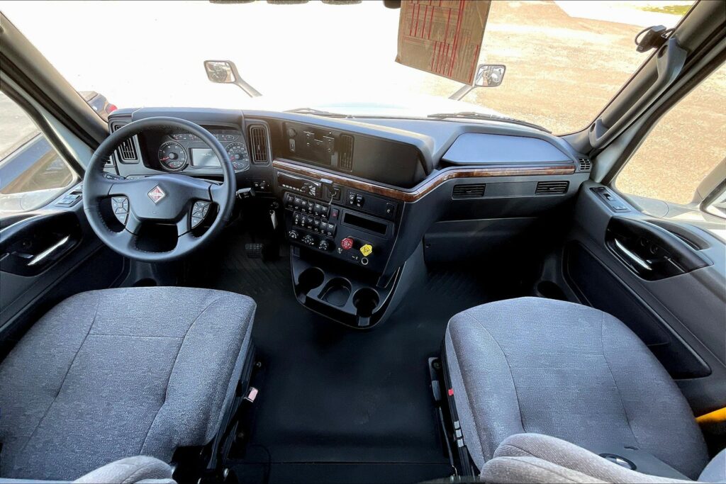 2021 CUM LT625 6×4 Sleeper