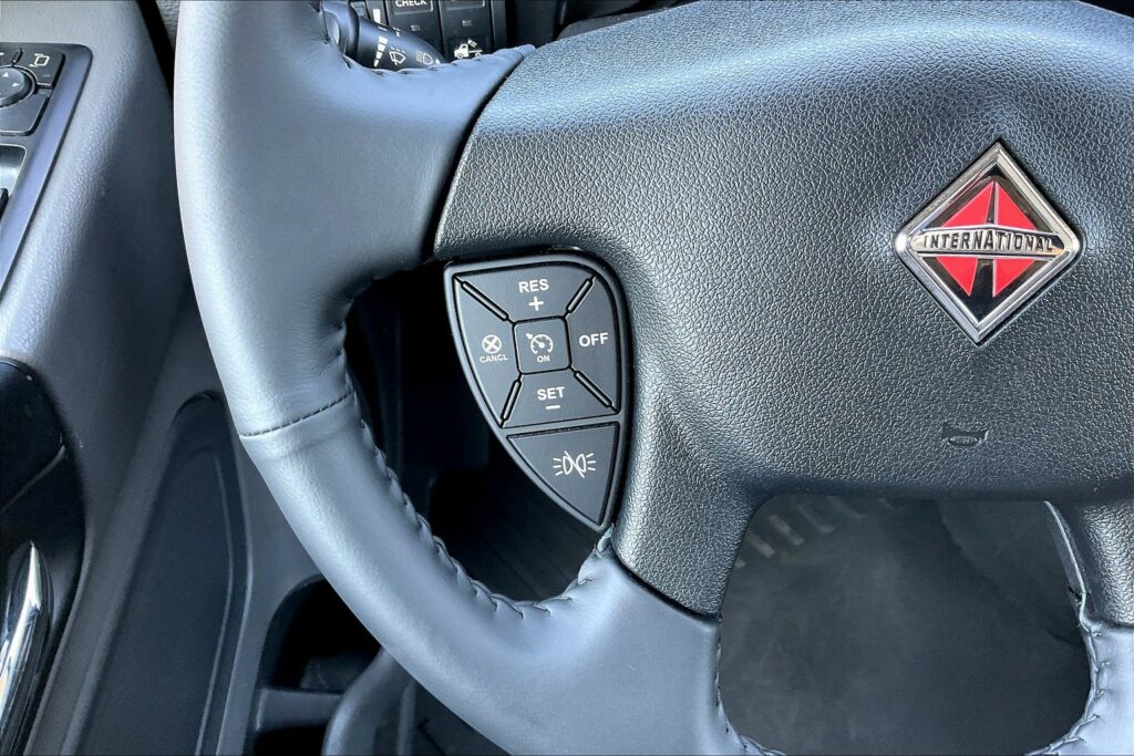 2021 CUM LT625 6×4 Sleeper