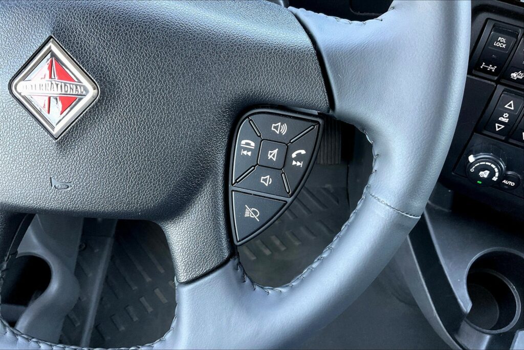 2021 CUM LT625 6×4 Sleeper