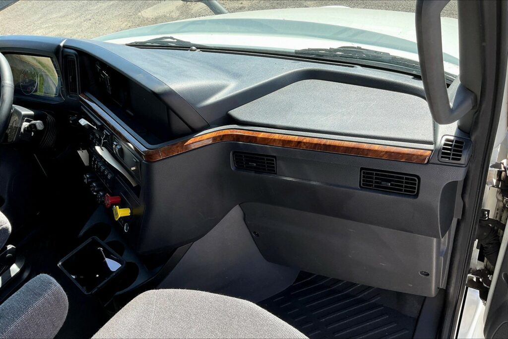 2021 CUM LT625 6×4 Sleeper