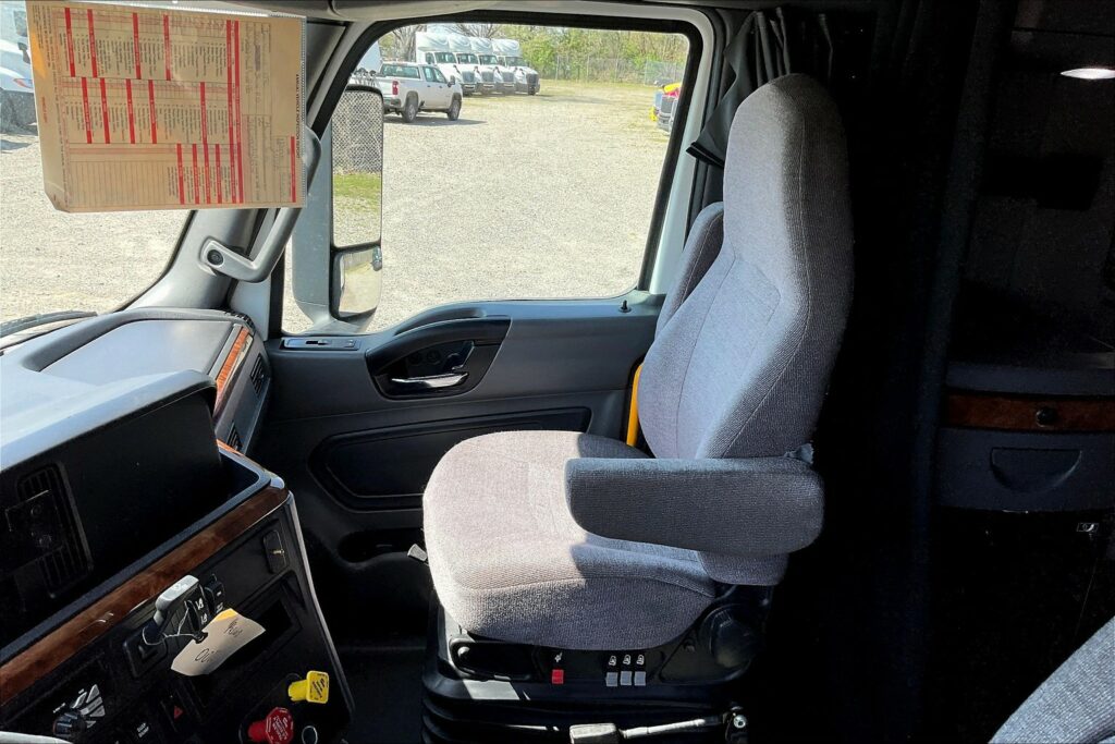 2021 CUM LT625 6×4 Sleeper