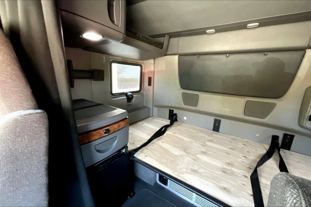 2021 CUM LT625 6×4 Sleeper