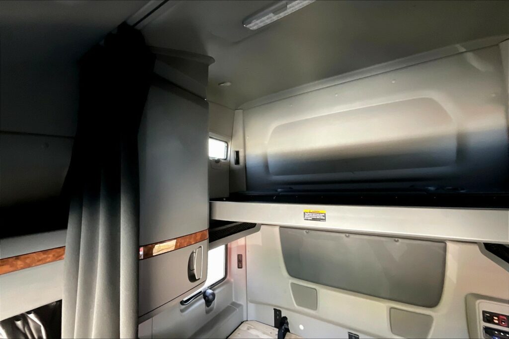 2021 CUM LT625 6×4 Sleeper