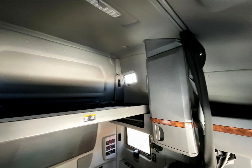 2021 CUM LT625 6×4 Sleeper