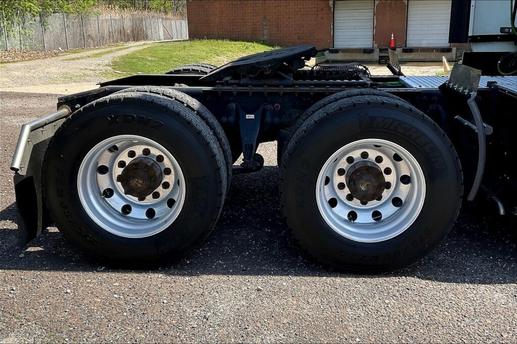 2021 CUM LT625 6×4 Sleeper