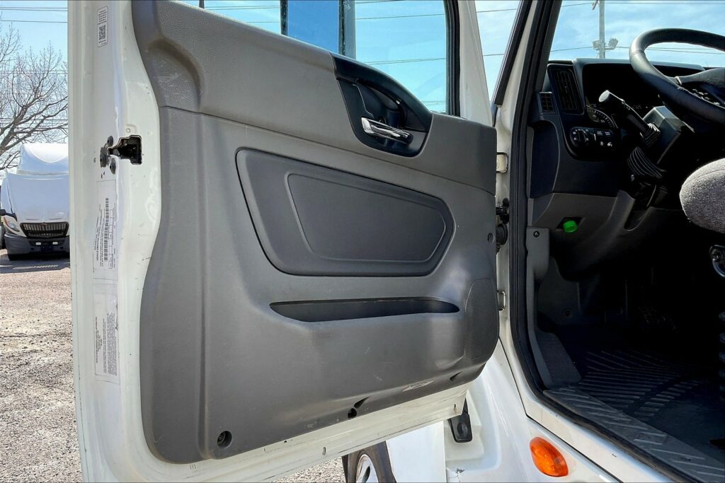 2021 CUM LT625 6×4 Sleeper