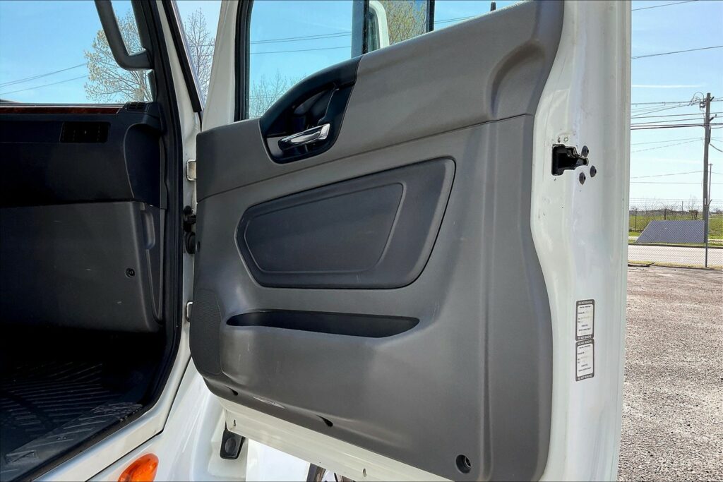 2021 CUM LT625 6×4 Sleeper