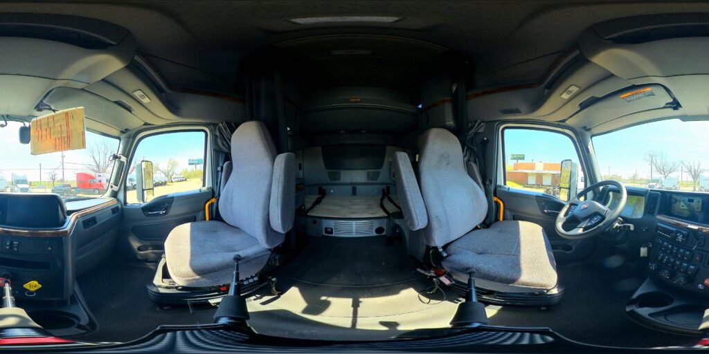 2021 CUM LT625 6×4 Sleeper