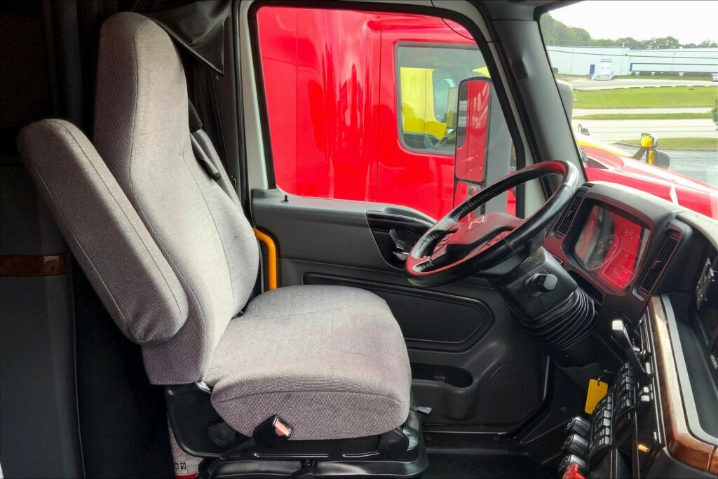 2021 CUM LT625 6×4 Sleeper