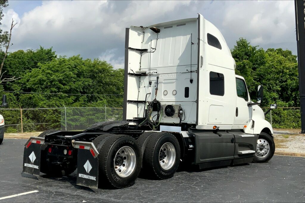 2021 CUM LT625 6×4 Sleeper