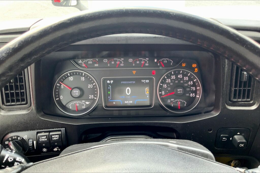 2021 CUM LT625 6×4 Sleeper