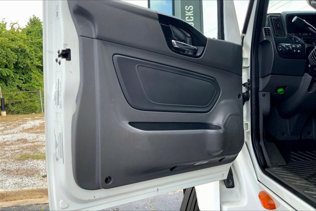 2021 CUM LT625 6×4 Sleeper